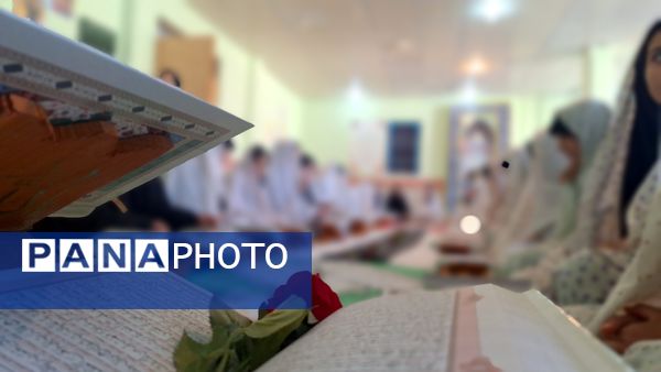 محفل انس با قرآن به‌ مناسبت یادبود سید حسن نصرالله در دبیرستان حضرت‌زینب(س) شهرستان‌لنده 