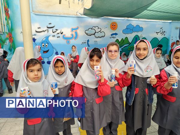 نواختن زنگ شیر در دبستان سارا شهرستان ملارد به‌مناسبت روز جهانی پوکی استخوان