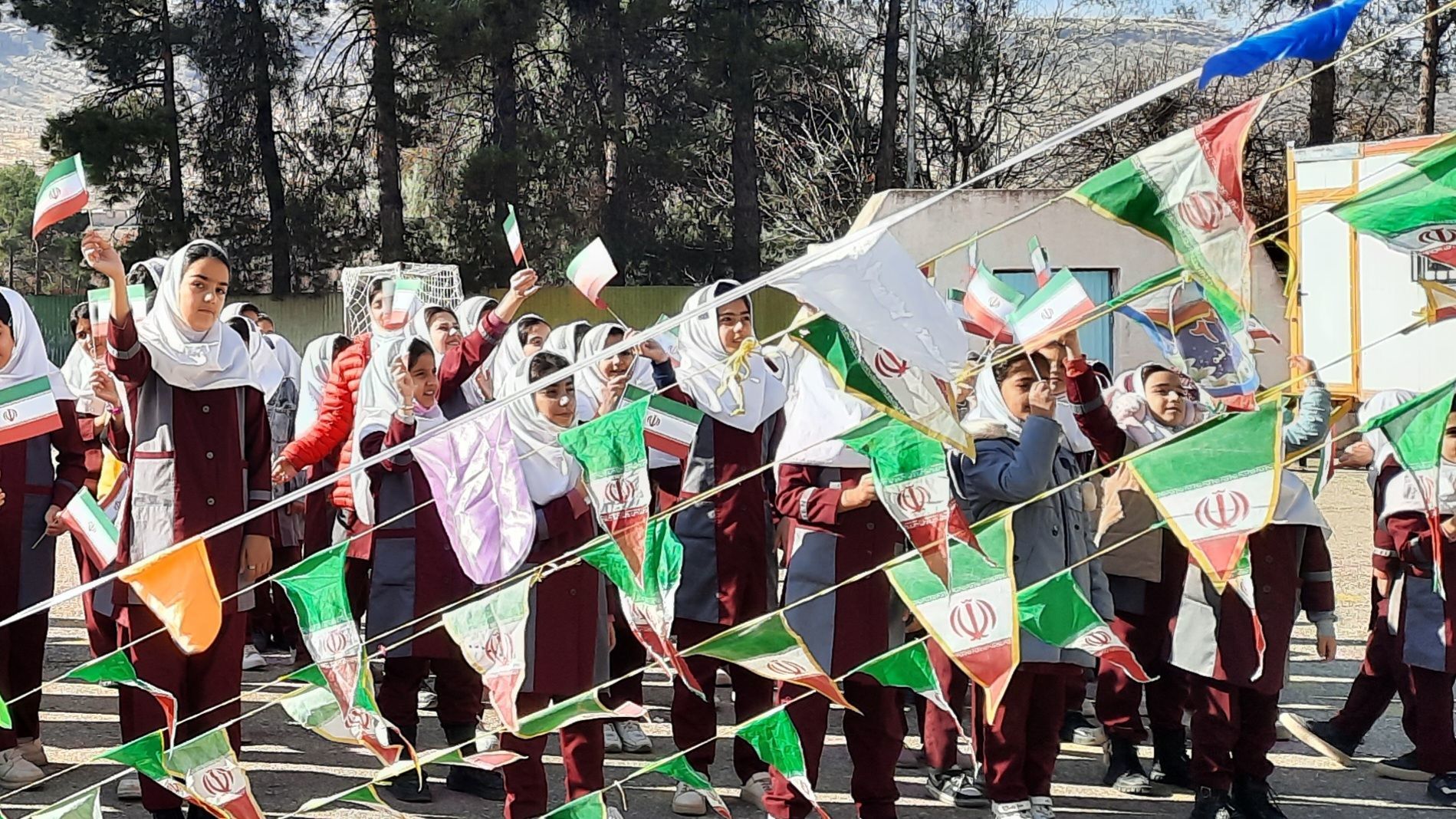 جشن انقلاب در آموزشگاه قدس منطقه ویسیان؛ شوری وصف‌ناپذیر از دل‌های پاک