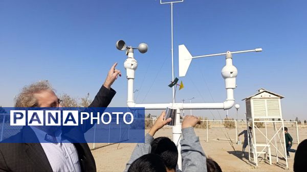 بازدید دانش‌آموزان پایه دوم دبستان حضرت جوادالائمه(ع) از مرکز هواشناسی یزد