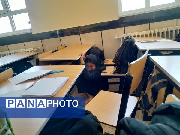 مانور زلزله در دبیرستان مادرمهربان خلیل آباد