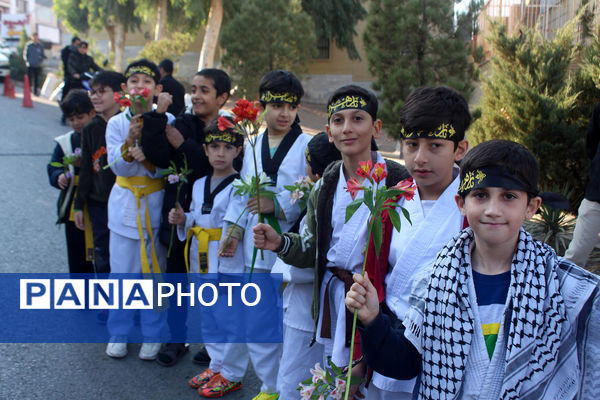 جلوه‌هایی از حضور نوجوانان در مراسم تشییع و خاکسپاری شهدای گمنام