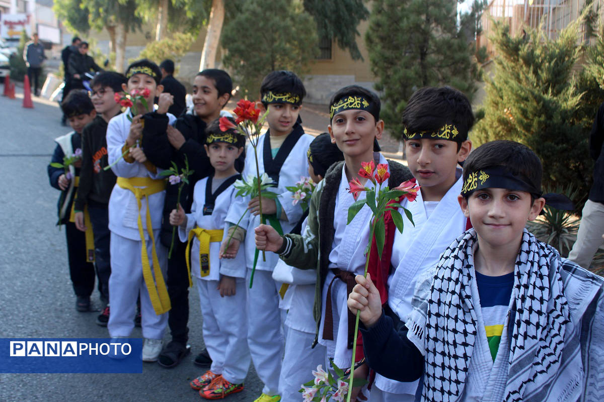 جلوه‌هایی از حضور نوجوانان در مراسم تشییع و خاکسپاری شهدای گمنام