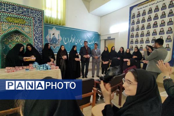 تقدیر از دانش‌آموزان برتر دبستان جعفریه و دبیرستان نمونه سمیه پیشوا