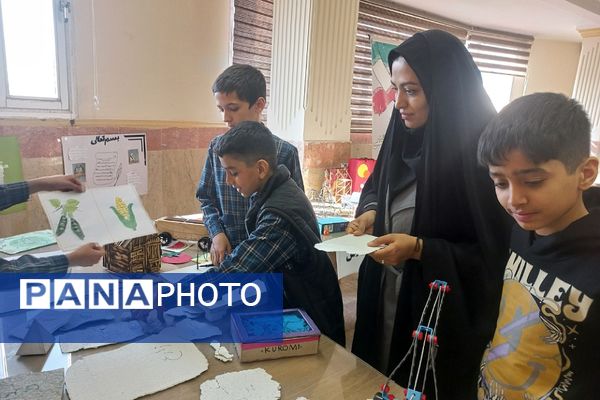 برپایی نمایشگاه دست‌سازه‌های دانش‌آموزی در دبستان آیت الله مشکینی پیشوا با حضور مدیر پژوهشسرا