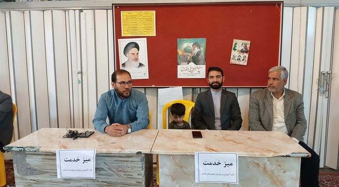 برپایی میز خدمت اداره آموزش‌و‌پرورش شازند به مناسبت روز معلم در نماز جمعه