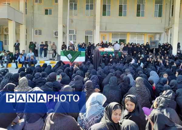 تشییع پیکر شهید گمنام بر دستان دانش‌آموزان هنرستان ابرار منوجان در ایام فاطمیه