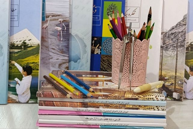 دبیرستان دخترانه بعثت۲ شهرک وایین در تدارک پروژه مهر با توزیع کتاب و لباس فرم