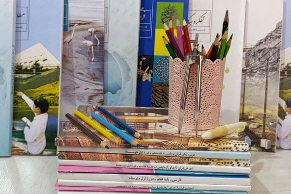 دبیرستان دخترانه بعثت۲ شهرک وایین در تدارک پروژه مهر با توزیع کتاب و لباس فرم