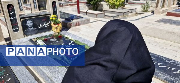 غبارروبی مزار شهدا به‌مناسبت هفته دفاع مقدس در نورآباد 