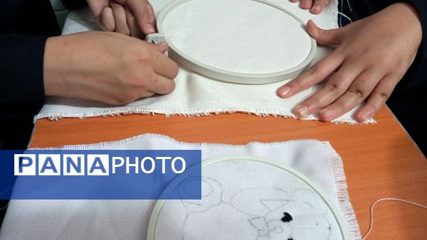 برگزاری کارگاه گلدوزی دانش‌آموزان پایه ششم دبستان لاله‌های انقلاب ناحیه 3 کرج 