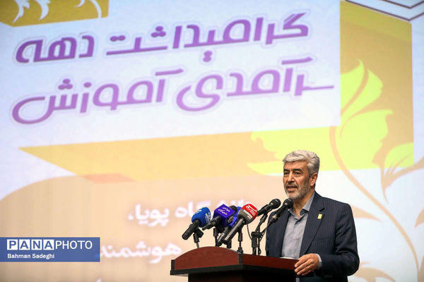 مراسم گرامیداشت روز معلم و تجلیل از اساتید نمونه دانشگاه فرهنگیان