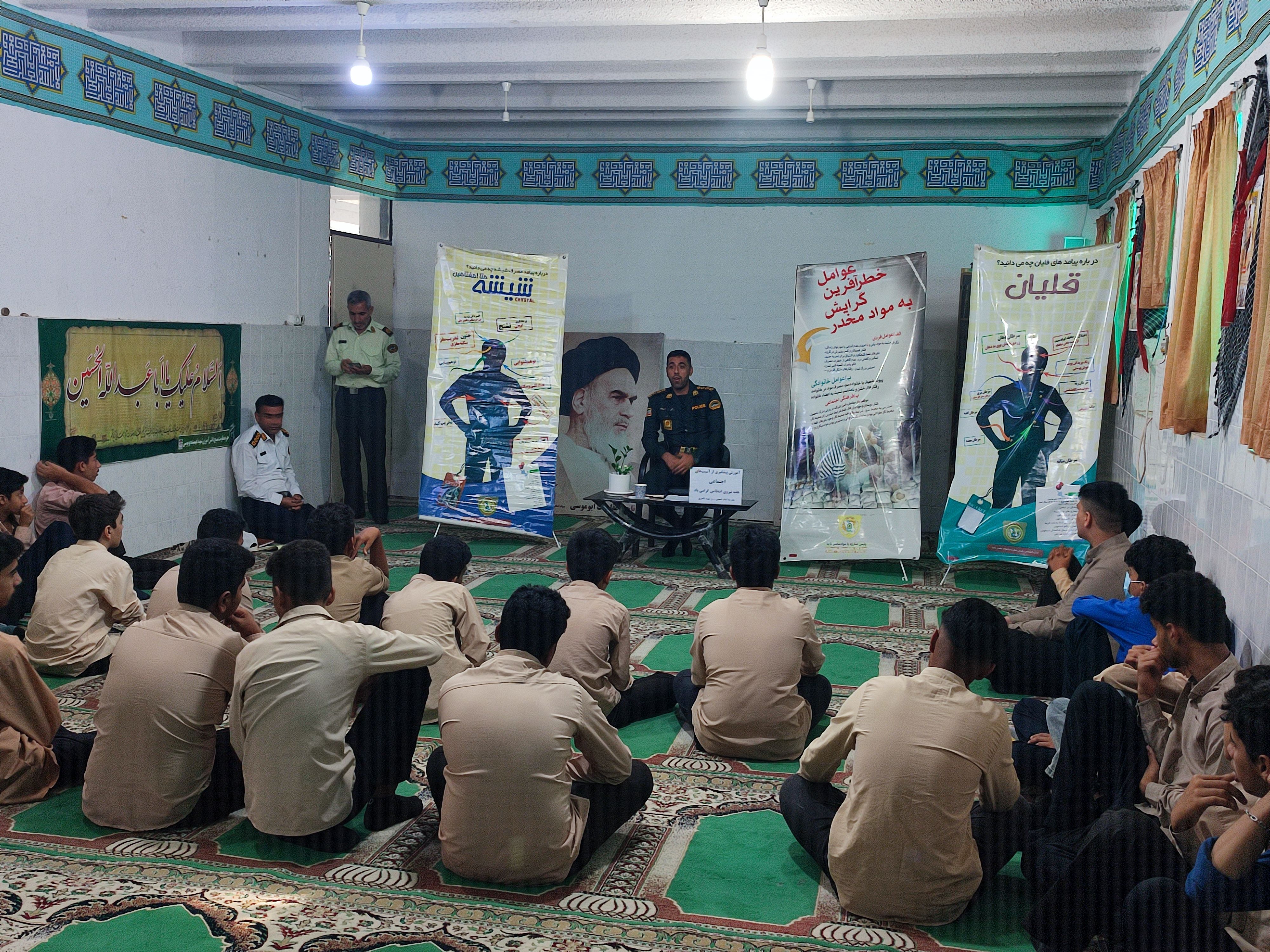 آموزش پیشگیری‌های اجتماعی در دبیرستان پسرانه جزیره بوموسی 