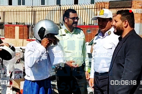 اهدای کلاه ایمنی به موتورسواران بدون کلاه در دهگلان به مناسبت هفته نیروی انتظامی