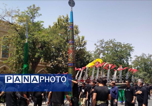 عزاداری ظهر  عاشورا در خیابان‌های شهر نیشابور 