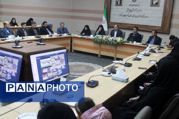 رونمایی و گردهمایی توجیهی و تبیینی بسته محصولات مدرسه‌ای ایرانمون در آذربایجان شرقی