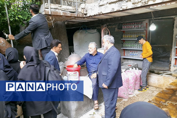 بازدید دانش‌آموزان جعفرآباد از کارگاه گلاب‌گیری روستای «بنابر»