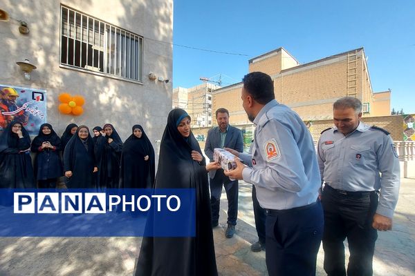 گرامیداشت مقام آتش‌نشان در دبیرستان نمونه دولتی شهیدی باقرشهر 