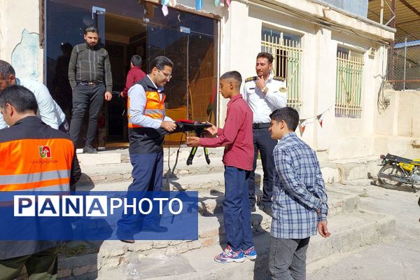 هدایای فرهنگی هفته پدافند غیرعامل به مدارس روستایی فیروزکوه رسید