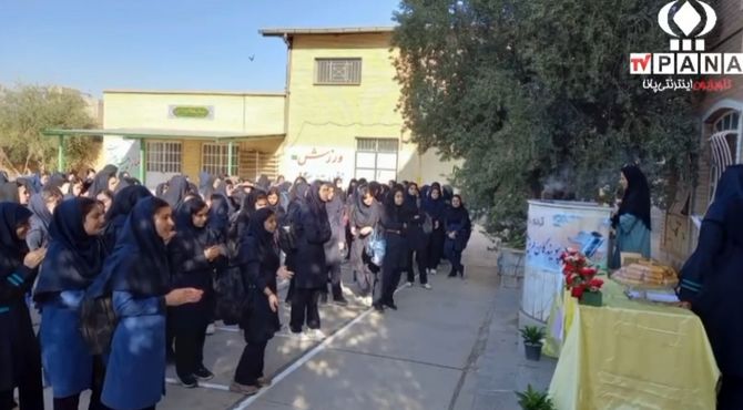 برگزاری جشن آغاز ماه مهر و بازگشایی مدارس در دبیرستان محدثه گرمسار