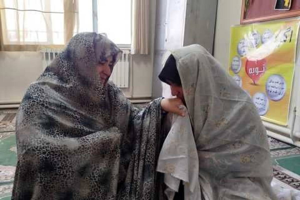 قامت بندگی دختران دبیرستان حضرت معصومه (س) بناب در کنار مادران