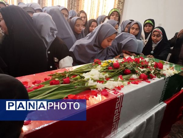 آخرین وداع دانش‌آموزان تبریزی با شهدای گمنام 