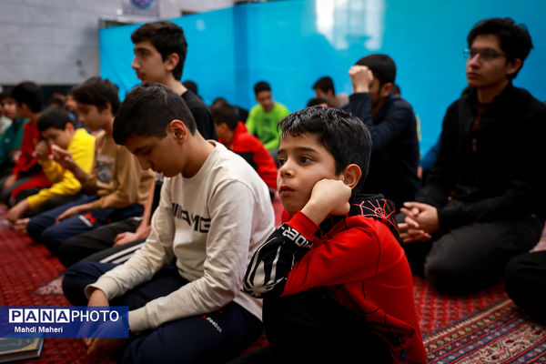 اعتکاف دانش‌آموزی در مسجد امام عصر (عج)