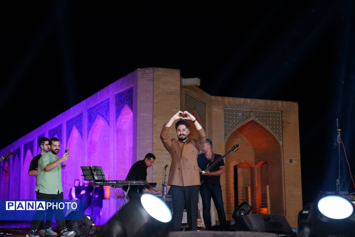 استقبال پرشور مردم از جشن امت ماه در اصفهان
