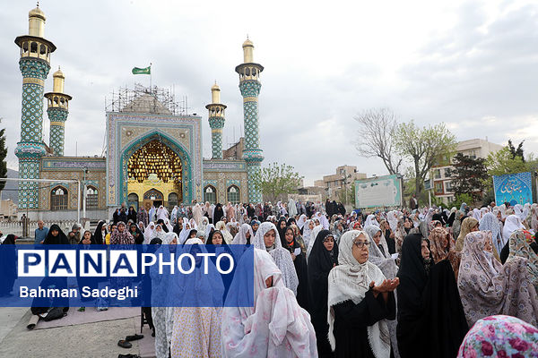 اقامه نماز عید سعید فطر- امامزاده پنج تن(ع) لویزان