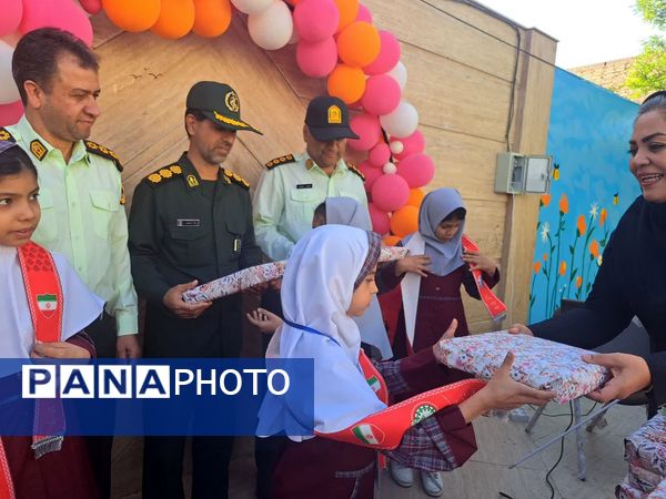 تجلیل از پدران ارتشی در دبستان دخترانه الزهرا به‌مناسبت هفته نیروی انتظامی