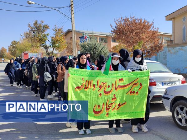 حضور گسترده دانش آموزان سورشجان در راهپیمایی ۱۳ آبان؛ فریاد ایستادگی در برابر استکبار جهانی