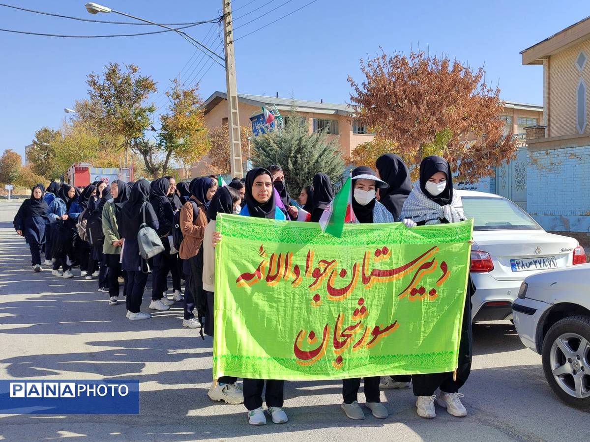 حضور گسترده دانش آموزان سورشجان در راهپیمایی ۱۳ آبان؛ فریاد ایستادگی در برابر استکبار جهانی
