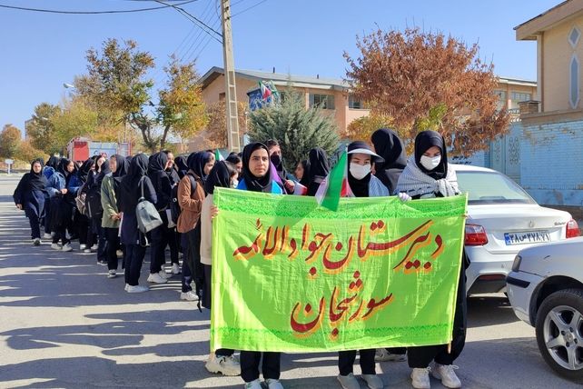 حضور گسترده دانش آموزان سورشجان در راهپیمایی ۱۳ آبان؛ فریاد ایستادگی در برابر استکبار جهانی