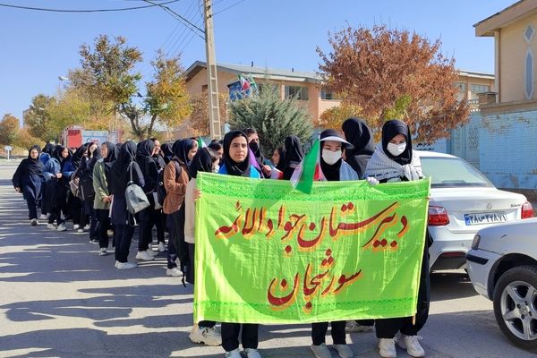حضور گسترده دانش آموزان سورشجان در راهپیمایی ۱۳ آبان؛ فریاد ایستادگی در برابر استکبار جهانی
