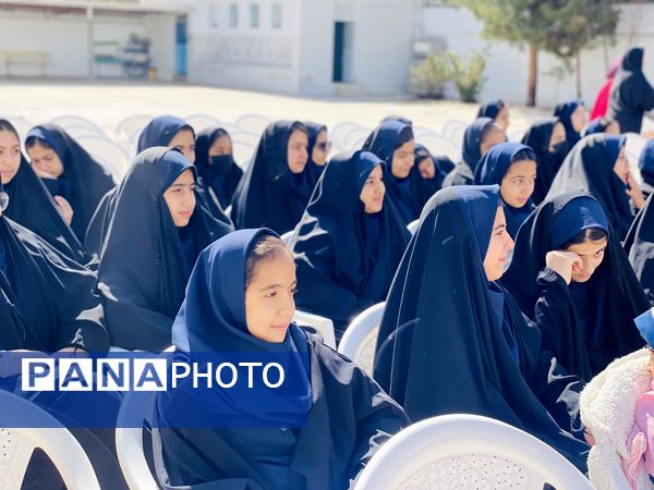 نواختن زنگ جشن نیکوکاری در دبستان زینب قهرمانی مه ولات