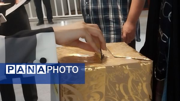 جلسه انجمن اولیا و مربیان در دبیرستان دوره دوم آرمینه مصلی نژاد