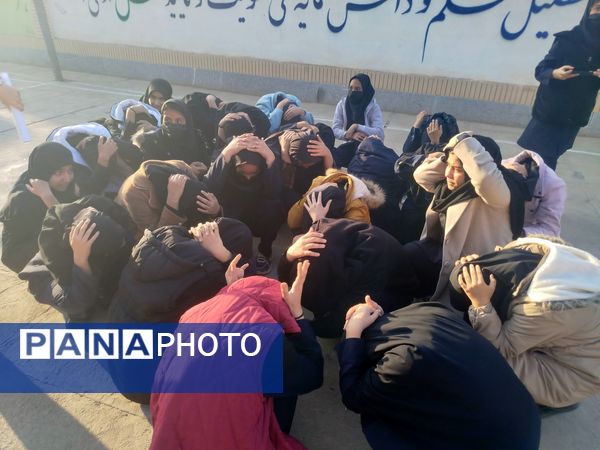 مانور زلزله در مدرسه شهید محمد آسوده روستای دهنو شهرستان خلیل آباد