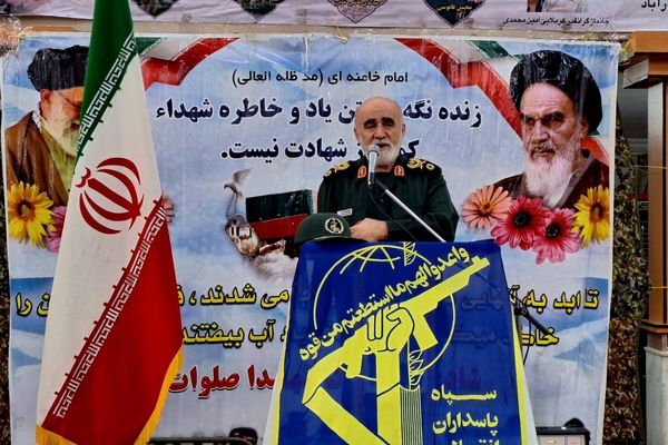 شهادت، رمز بقا و اقتدار انقلاب اسلامی است