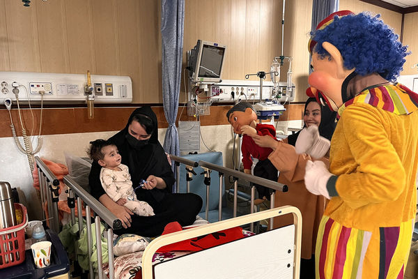 هنرمندان مرکز تئاتر کانون در کنارکودکان بیمارِ بیمارستان شهید رجایی