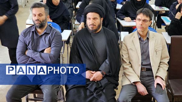 آیین گرامیداشت روز دانش‌آموز با حضور مسئولان منطقه ۱۳ در دبیرستان طلیعه شاهد