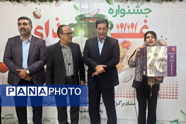جشنواره غذای ایرانی به مناسبت هفته فرهنگی در فرهنگسرای بعثت صفادشت 