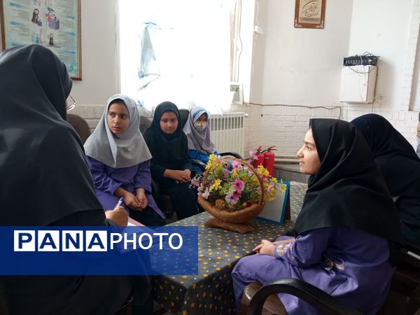 دومین جلسه شورای دانش آموزی در مدرسه تکتم خلیل آباد 