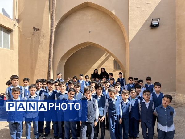بازدید دانش‌آموزان میبدی از بافت سنتی شهرستان 