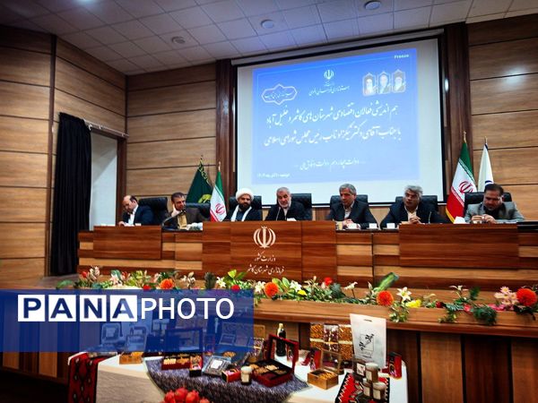 نایب رئیس مجلس شورای اسلامی پای درد دل فعالان اقتصادی نشست