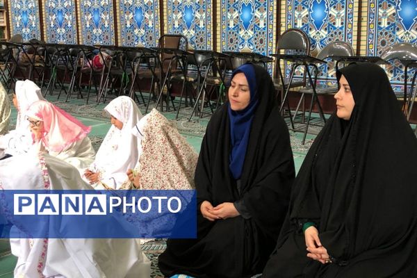 حضور دانش آموزان دبستان هدی یک به مناسبت هفته پیشگیری از آسیب های اجتماعی در مسجد صاحب الزمان (عج) 