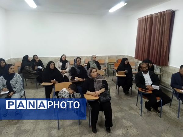  دیدار دبیران با اولیا در دبیرستان دخترانه فاطمیه 