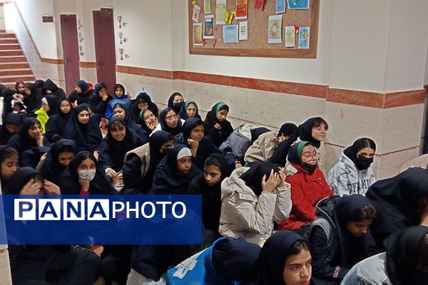 جشن روز مادر و ولادت حضرت زهرا(س) در دبیرستان کریمی شیرازی‌ها با حال‌وهوای چهارشنبه‌های امام‌رضایی