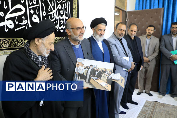 اهدای هدایای مقام معظم رهبری به دانش‌آموزان بیرجندی 