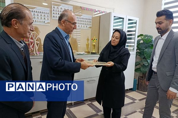 جلوه‌ای از خلاقیت دانش‌آموزی؛ نمایشگاه فرهنگی و هنری دبیرستان عترت برپا شد