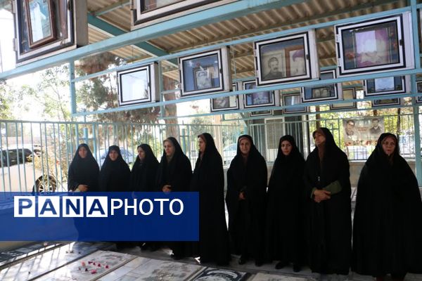 گلباران مزار شهدا به‌مناسبت هفته دفاع مقدس در آستان مقدس امامزاده بی‌بی سکینه ملارد